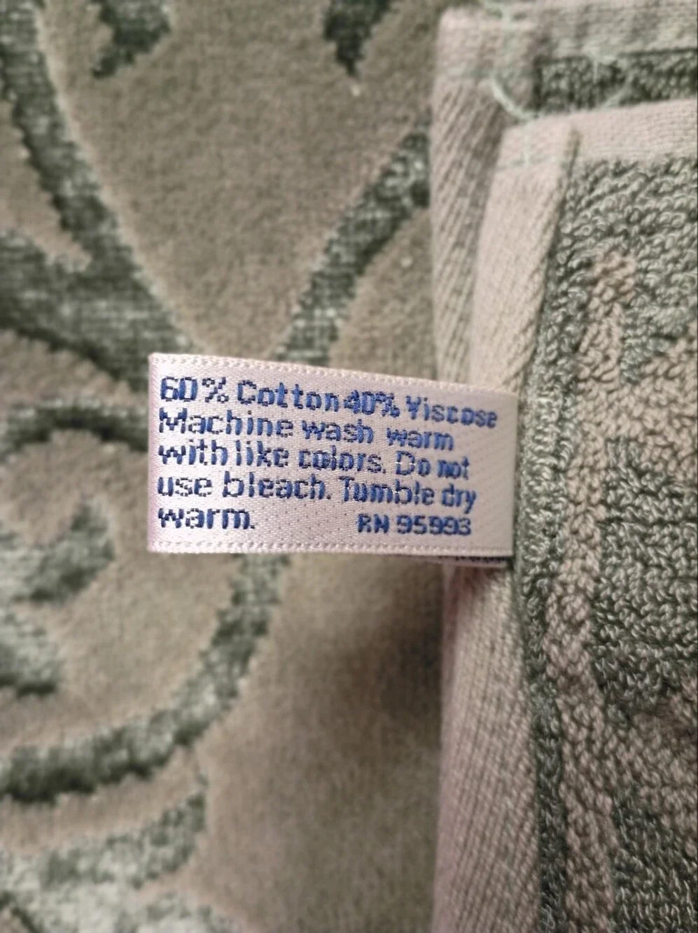 2 Green Decorative Bath Towel with Scroll Pattern